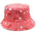 Gros plan d'un bob rose orné de fraises de dessin animé et de petites fleurs blanches - M (56-58cm) / Pêche