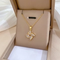 Dettaglio della collana a fiore rotante con zirconi marquise in un portagioie beige - Stile Mulino A Vento Rotante Dorato (H513)