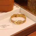 Nahaufnahme der goldenen Mesh-Kette mit Herz- und Buchstaben-C-Metallelementen - Buchstabe C