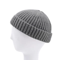 Texture détaillée du bonnet en maille grise montrant le tissu côtelé sur un modèle - Taille unique / Gris