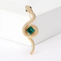 Detalle de broche de serpiente dorada con gema esmeralda y textura de escamas finas - Dorado Con Piedra Preciosa Verde