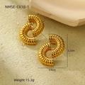 Macro degli orecchini a spirale dorati con dettagli su misura 3,2 cm e peso 15,3 g - Oro 18K / Texture a Spirale Dorata (NMSE-C618-1)