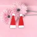 Gros plan de mini bonnets de Noël en peluche rouge pour poupées et décors de fête - Mini Bonnet de Noël pour Poupées en Peluche