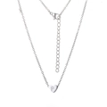 Vue détaillée du pendentif cœur en argent avec la lettre P gravée sur une chaîne - Lettre P / Acier