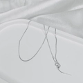 Dettaglio macro di una catena in argento S925 con chiusura a molla e perla regolabile - Catena ad Ago Chopin / 45cm / Argento