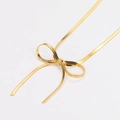 Detalle macro del colgante de lazo dorado y textura de la cadena de serpiente plana - Dorado