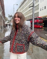Detail der gesteppten Baumwolljacke mit Blumenmuster und roter Paspelierung in London - S / Schwarz Kleines Blumenmuster