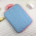 Dettaglio custodia tablet trapuntata blu con ricamo MELODY rosa e motivo floreale - Blu