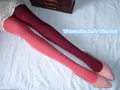 Détail de collants asymétriques en rouge pastèque et bordeaux avec des chaussures roses - Entrejambe fermé / Rouge vin+Rouge pastèque