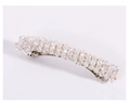 Gros plan d'une barrette en cristal étincelant avec base en métal argenté sur fond blanc - Cristal blanc