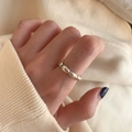 Nahaufnahme eines minimalistischen Silberkettenrings am Finger mit poliertem Finish - Abgerundete Gliederschotenstruktur (J773)