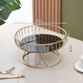 Goldener Nordic-Obstkorb mit 23 cm schwarzem Marmortablett für Heimdessert-Präsentation - Klein/Schwarzes Marmormuster/Glasbasis