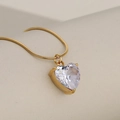 Elegante collar de cadena de serpiente dorada con un colgante de cristal de corazón - Dorado+Blanco