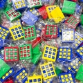 Bunte Tic-Tac-Toe-Spiel Schlüsselanhänger im Set mit X und O Spielfiguren - 4.7cm x 5cm / Stil A Gemischte Farben