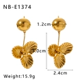 Detailansicht der 18k vergoldeten Blütenohrringe mit radialer Textur und Größenangaben - Goldener 3D-Blumenstil (NB-E1374) / 18K Gold
