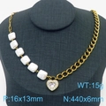 Collier cœur asymétrique avec chaîne dorée et perles de coquillage blanches pour femme - Collier En Or Kn237988-ksp