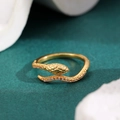 Details des goldenen Schlangenrings mit Zirkoniasteinen und feiner Schuppenstruktur - Gold (KC Gold 9405)