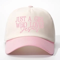 Dettaglio del ricamo sulla foggia del cappello da baseball bicolore rosa e beige - Bianco Sporco e Rosa