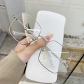 Oversized zilveren metalen bril met gevlochten kettingpoten en wit leren brillenkoker - Zilver