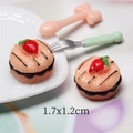 Dettaglio macro di ciondoli in resina a forma di torta di fragole mini 1,7x1,2cm - Torta alle Fragole a Linee-Rosa