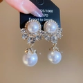 Dettaglio orecchini a fiore con cristalli e grande perla bianca su base nera - Orecchini - Perno in Argento - Oro Bianco