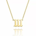Close-up van de gouden nummer 111 hanger in oud Engels lettertype op roestvrijstalen ketting - 111 / Goud