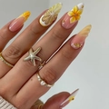 Detalle macro de manicura 3D de limón y conchas con accesorios de estrella de mar - Limón Marino de Verano y Concha (DS122)