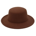 Détail d'un chapeau en feutre de laine marron à bord plat avec coutures précises - 6.5cm Largeur de Bord / Dôme Café Foncé