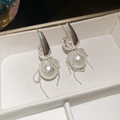 Dettaglio macro di orecchini di perle con rete a catena e frange in una scatola regalo - Orecchini a Bottone con Fiocco di Perle e Perno in Argento