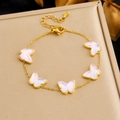 Collier doré avec pendentifs papillons roses sur une boîte à bijoux beige - Bracelet Seul (B1888)