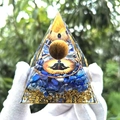 Pyramide d'orgone avec pierres bleues, bobine de cuivre et silhouette de méditation chakra - Style 66