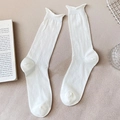 Süße cremeweiße halbhohe Socken mit zarten Rüschenbündchen und vertikaler Rippstruktur - Vertikaler Streifen / Creme