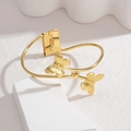 Dettaglio macro del bracciale a farfalla placcato oro 18 carati con chiusura a molla - Stile Farfalla (B1152-A) / Oro