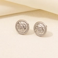Dettaglio macro di orecchini a lobo tondi martellati in argento con bordo a cordoncino - Trama di Corda Martellata Rotonda - Argento (D140-S)