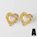 Elegantes pendientes de corazón dorados con perla vintage y borde de metal plisado - Pendientes de botón de corazón y perla con borde plisado