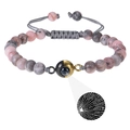 Dettaglio macro del bracciale in amazzonite con proiezione Ti amo in 100 lingue - Pietra Zebra Rosa