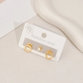 Dettaglio degli orecchini a cerchio in acciaio dorato e perni con zirconi scintillanti - Set Rotondo Oro