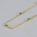 Collana a catena box dorata con tre pietre preziose verde smeraldo taglio baguette - Oro