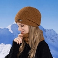 Winter-Strickmütze und Schal-Set in Karamellbraun mit gewebtem Markenetikett am Saum - Karamell