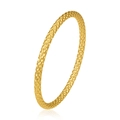 Detalle de brazalete dorado con textura martillada única y un brillo metálico cálido - Estilo de Grano Martillado (1号) / Oro de 18K / Dorado