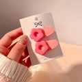 Zwei rosa Dopamin-Blumen-Haarspangen für Mädchen auf einer weißen Displaykarte - 2 Stück/Set / Rosa Blume 2er-Pack