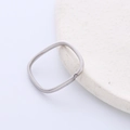 Polierter quadratischer Titanstahlring mit kleinem Diamantakzent für Damen - US 5 / Stahlfarbe