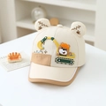 Vista dettagliata del cappellino beige con orecchie da orso e ricamo scavatrice - 50cm (1-3 anni) / Bianco Sporco