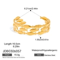 Macro-opname met afmetingen en gewicht van een gouden roestvrijstalen visvormige manchetarmband - School Vissen Stijl Open Armring (JDB0306057)