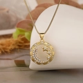 Collana placcata oro con ciondolo rotondo traforato, stelle in zircone e design a cuore - Stile Stella (23904)