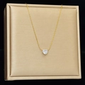 Vista dettagliata di una collana in titanio dorato con ciondolo a diamante a forma di cuore - Zirconia a Forma di Cuore / Oro