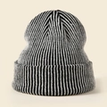 Dettaglio della trama a maglia a righe bianche e nere e del risvolto di questo berretto invernale - Nero e Bianco