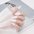 Faux ongles ballerine extra longs blanc mat portés à la main sur fond de mode élégant - Blanc Givré Mat (CBLM-02)
