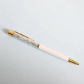 Dettaglio di penna a sfera in cristallo bianco con accenti dorati e ghiaia di quarzo - Refill Nero 14cm / Acquamarina