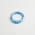 Vista macro del cierre de anillo de resorte azul iridiscente para accesorios de joyas - Grande (diámetro exterior 25 mm) / Azul (Chapado de alta calidad)